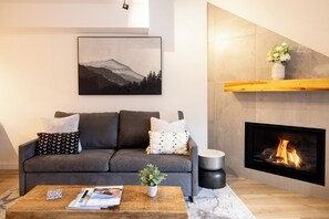 Smart TV, fireplace - Modern Ski-In/Out 1 BR: Sleeps 4, Hot Tub, Pool. Steps to Grocery, Restaurants! (Whistler)
