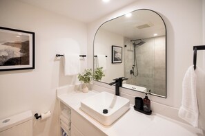 Bruser, hårtørrer, håndklæder, Sæbe