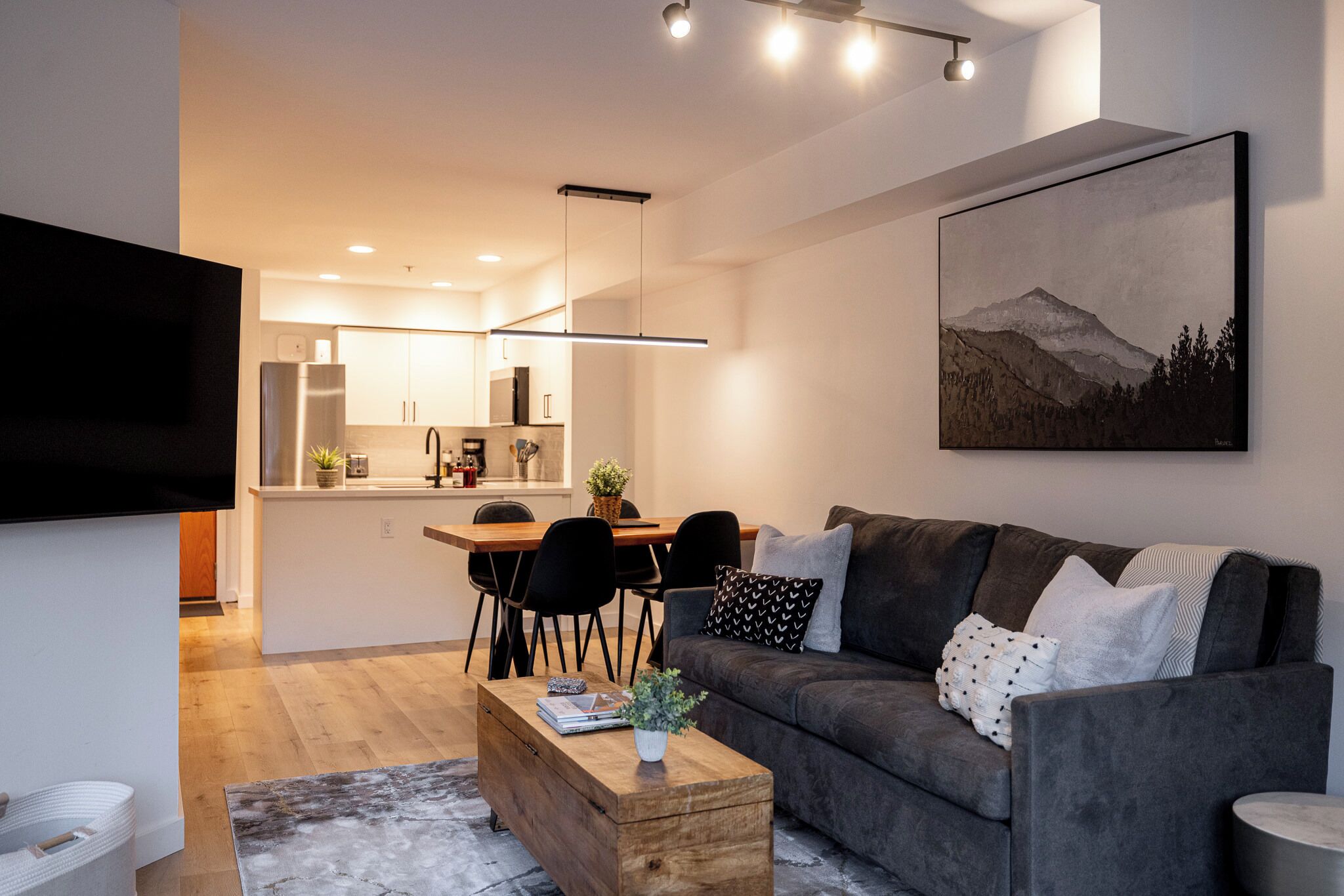Smart TV, fireplace