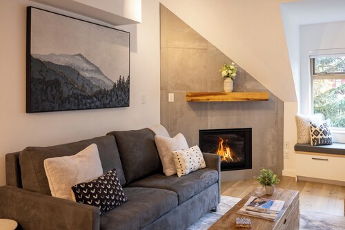 Modern Ski-In/Out 1 BR: Sleeps 4, Hot Tub, Pool. Steps to Grocery, Restaurants!