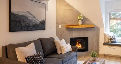 Modern Ski-In/Out 1 BR: Sleeps 4, Hot Tub, Pool. Steps to Grocery, Restaurants!