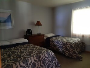 2 bedrooms, WiFi - Rustic 2 Bed Lakeside Cabin - boats available (Hayward)