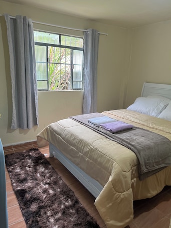 1 bedroom, WiFi, bed sheets. Cozy house in Penedo- RJ