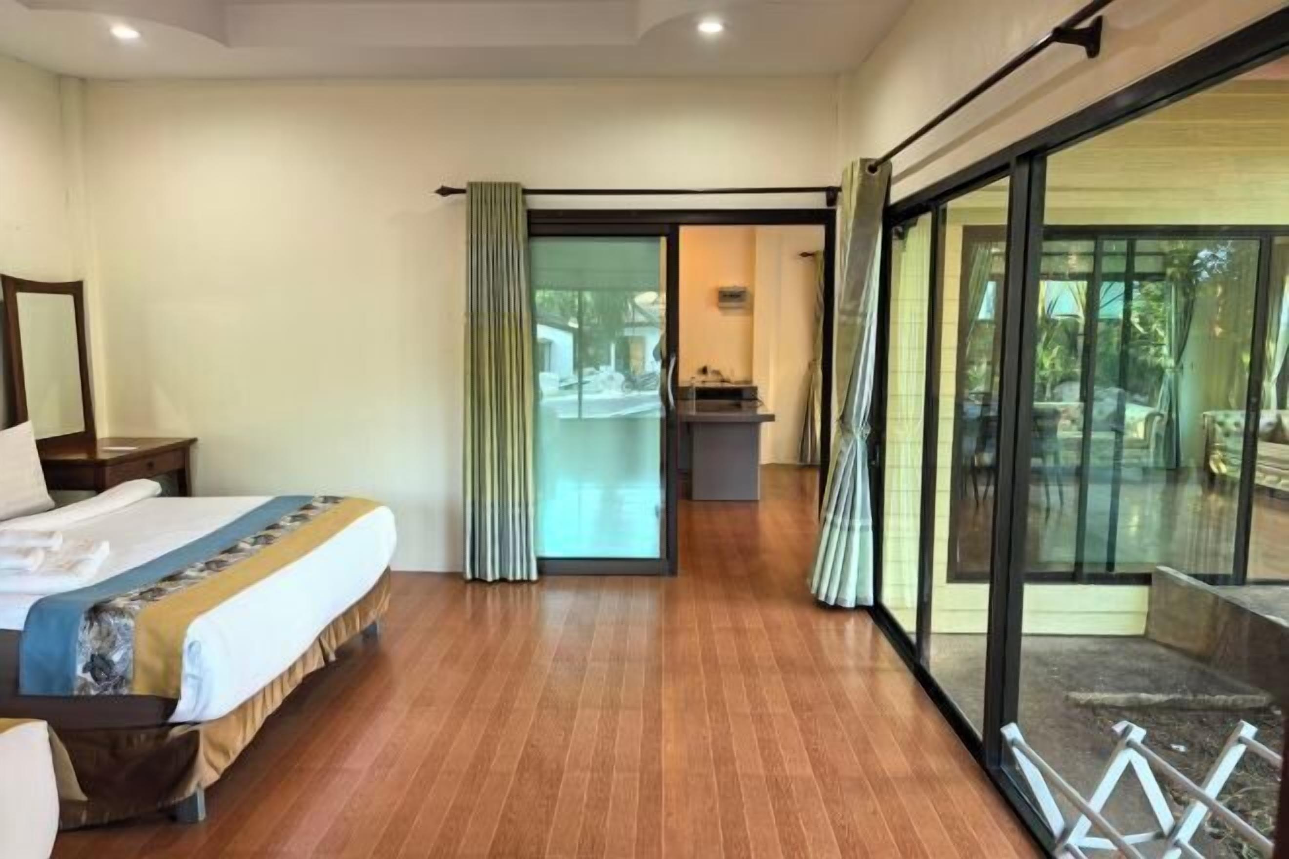 高档床上用品、羽绒被、办公桌、笔记本电脑工作区