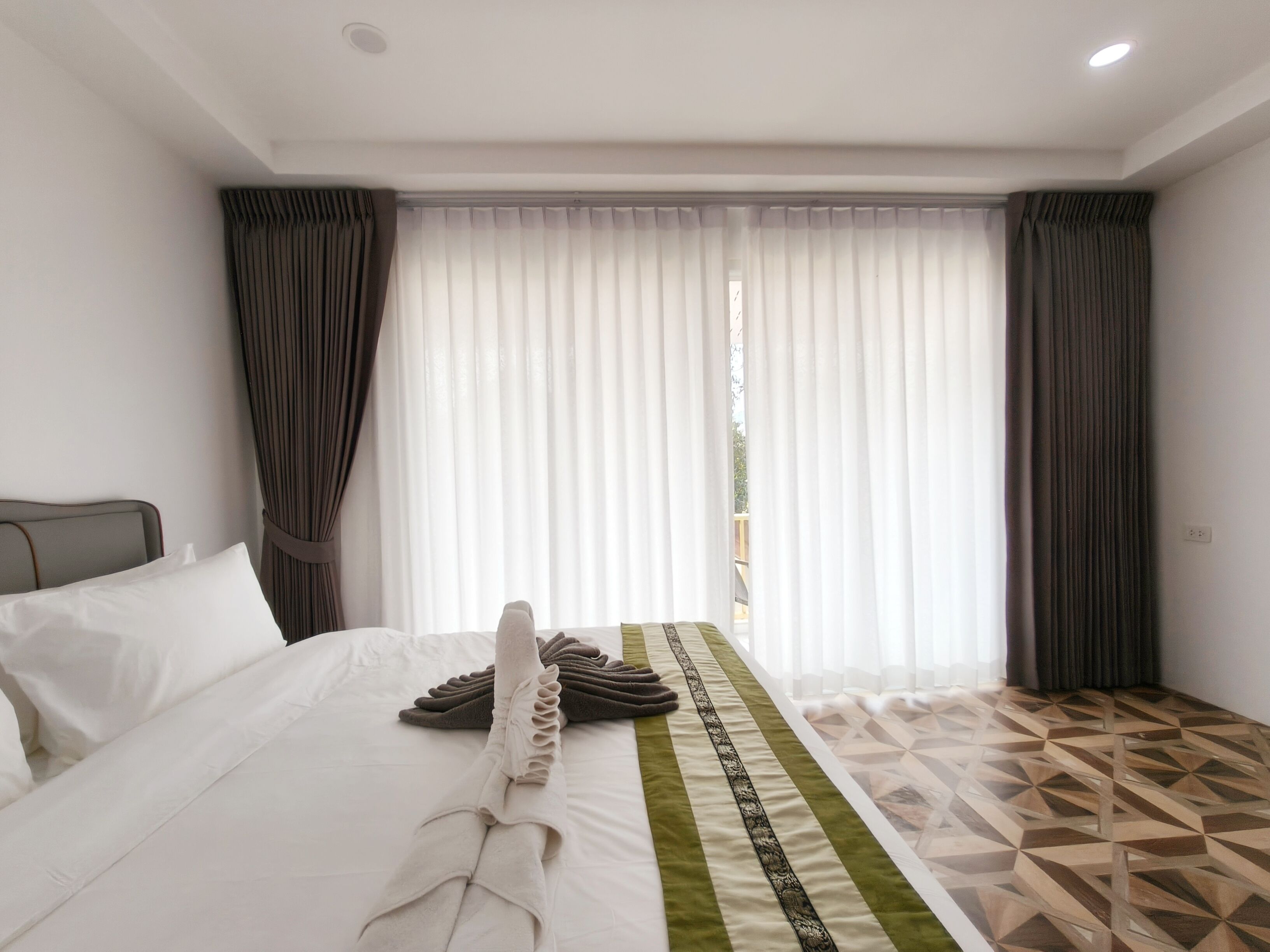 Deluxe dubbelrum - balkong - utsikt mot staden | Sängtillbehör av högsta kvalitet, duntäcken och skrivbord