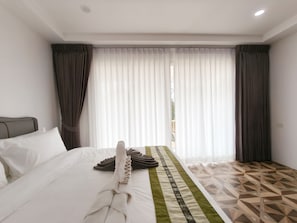 Habitación Deluxe doble, balcón, vistas a la ciudad | Ropa de cama de alta calidad, edredones de plumas, escritorio