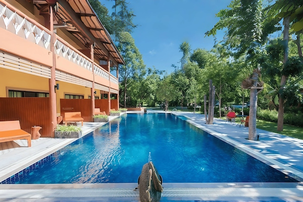 2 piscines extérieures, cabanons gratuits, parasols de plage