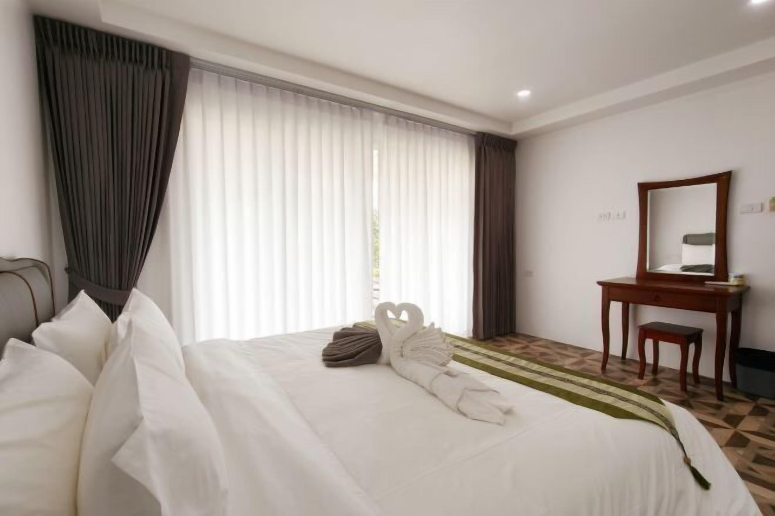 Sengetøy av topp kvalitet, dundyner og skrivebord