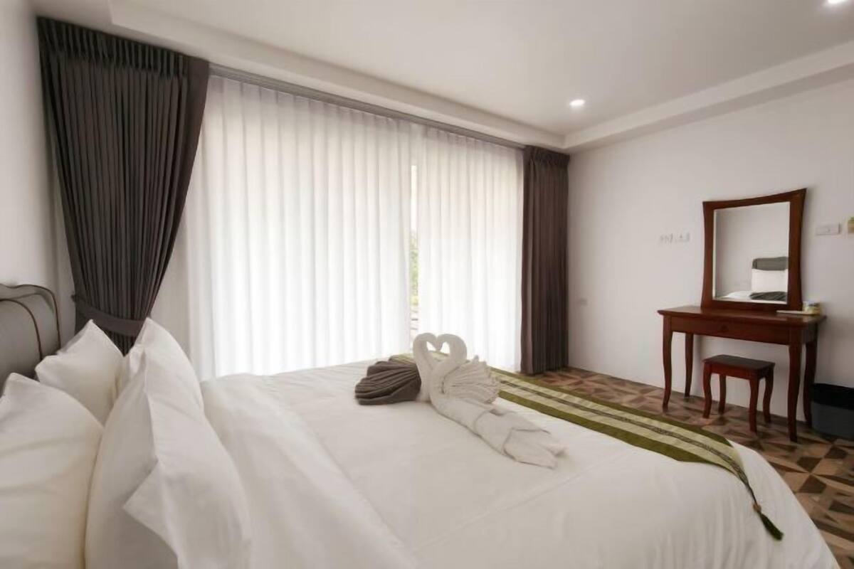 Sengetøy av topp kvalitet, dundyner og skrivebord