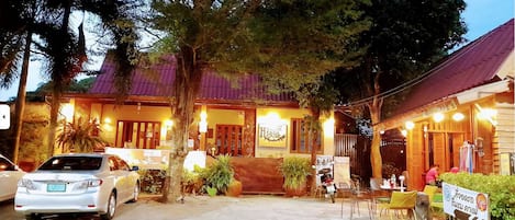 Een sauna, lichaamsbehandelingen, Thaise massages, body scrubs