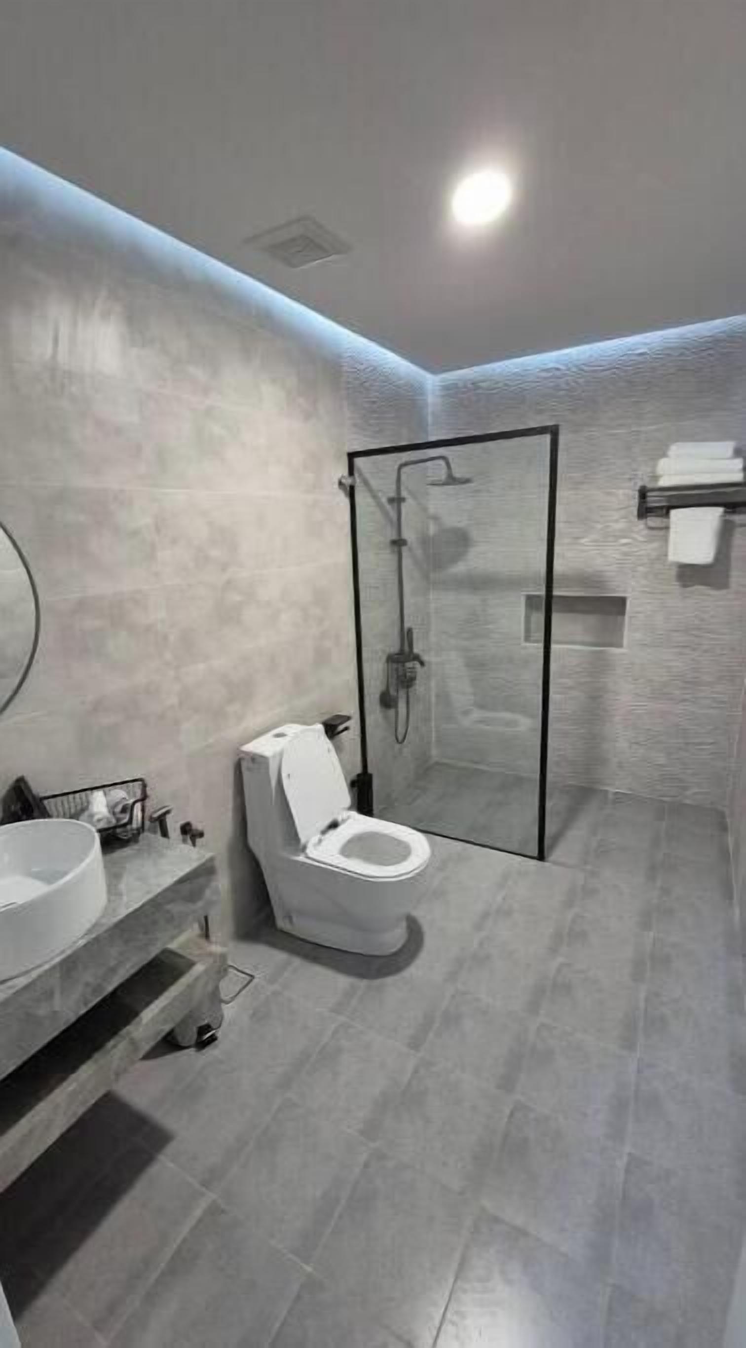 Douche, baignoire à jets, sèche-cheveux, serviettes fournies