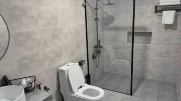 Dusche, Whirlpool, Haartrockner, Handtücher