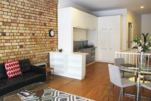Interior - Spacious Light-filled Central Character Apt - so close to Britomart & the Uni! (Auckland)