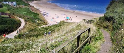 بالقرب من الشاطئ