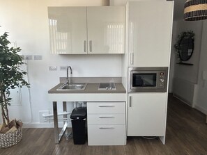 Réfrigérateur, micro-ondes, plaque de cuisson, cafetière/bouilloire