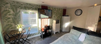 Studio-Sleeps 2 free parking-garden-near shops