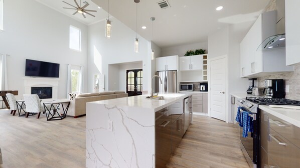 Jääkaappi, mikroaaltouuni, uuni, liesi