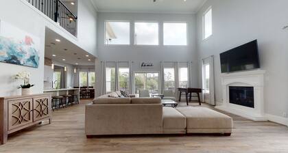 Waterfront Retreat Getaway with Gameroom Firepit Fishing Kayaks