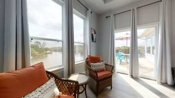 Smart TV, caminetto, tavolo da calcetto