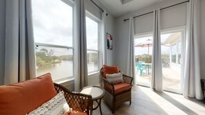 Téléviseur connecté, foyer, table de baby-foot