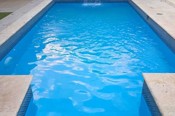 Alberca al aire libre y alberca climatizada