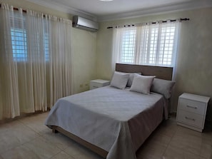 3 chambres, fer et planche à repasser, Wi-Fi gratuit, draps fournis