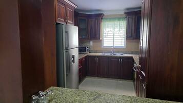 Réfrigérateur, micro-ondes, plaque de cuisson, cafetière/bouilloire