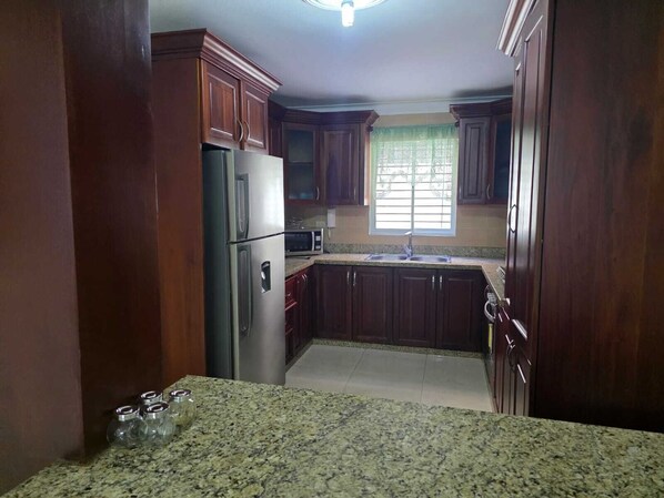 Kühlschrank, Mikrowelle, Herdplatte, Wasserkocher mit Kaffee-/Teezubehör