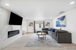 Smart TV, caminetto, tavolo da calcetto