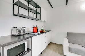 Fridge, oven, stovetop, coffee/tea maker