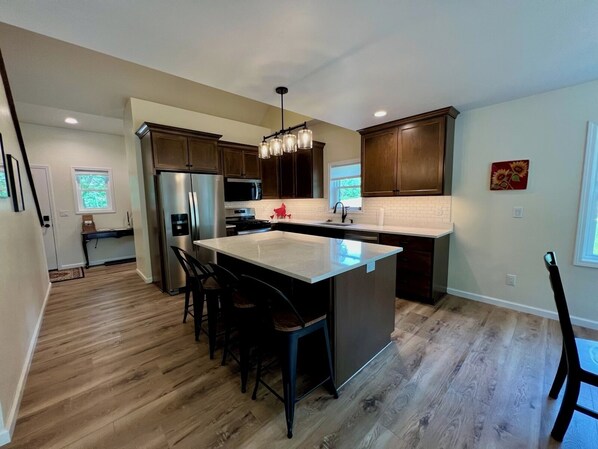 Réfrigérateur, micro-ondes, four, plaque de cuisson