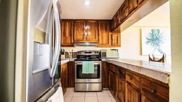 Departamento Confort, varias camas, aire acondicionado, vista a la ciudad | Cocina privada