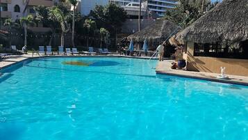 Una piscina al aire libre