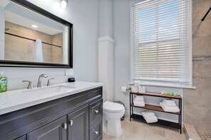 Shower, hair dryer, towels - The Live Oak Suite, Elegant, Unique (Wilmington)