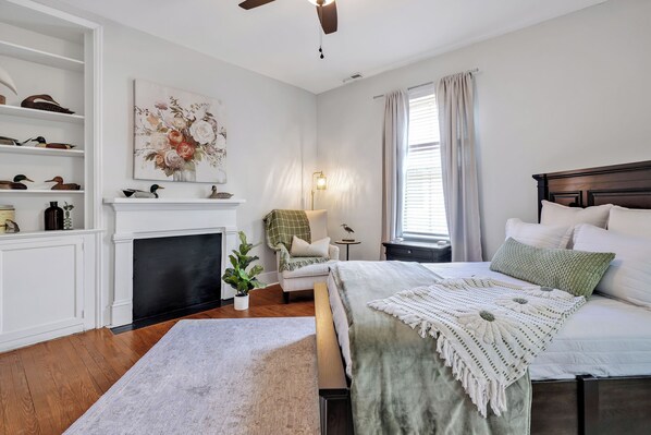 3 bedrooms, iron/ironing board, free WiFi, bed sheets - The Live Oak Suite, Elegant, Unique (Wilmington)