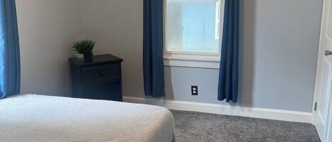 Tabla de planchar con plancha, wifi, ropa de cama