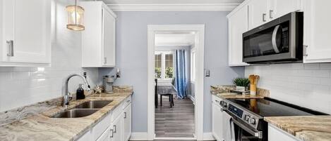 Refrigerador, microondas, horno y parrilla de estufa