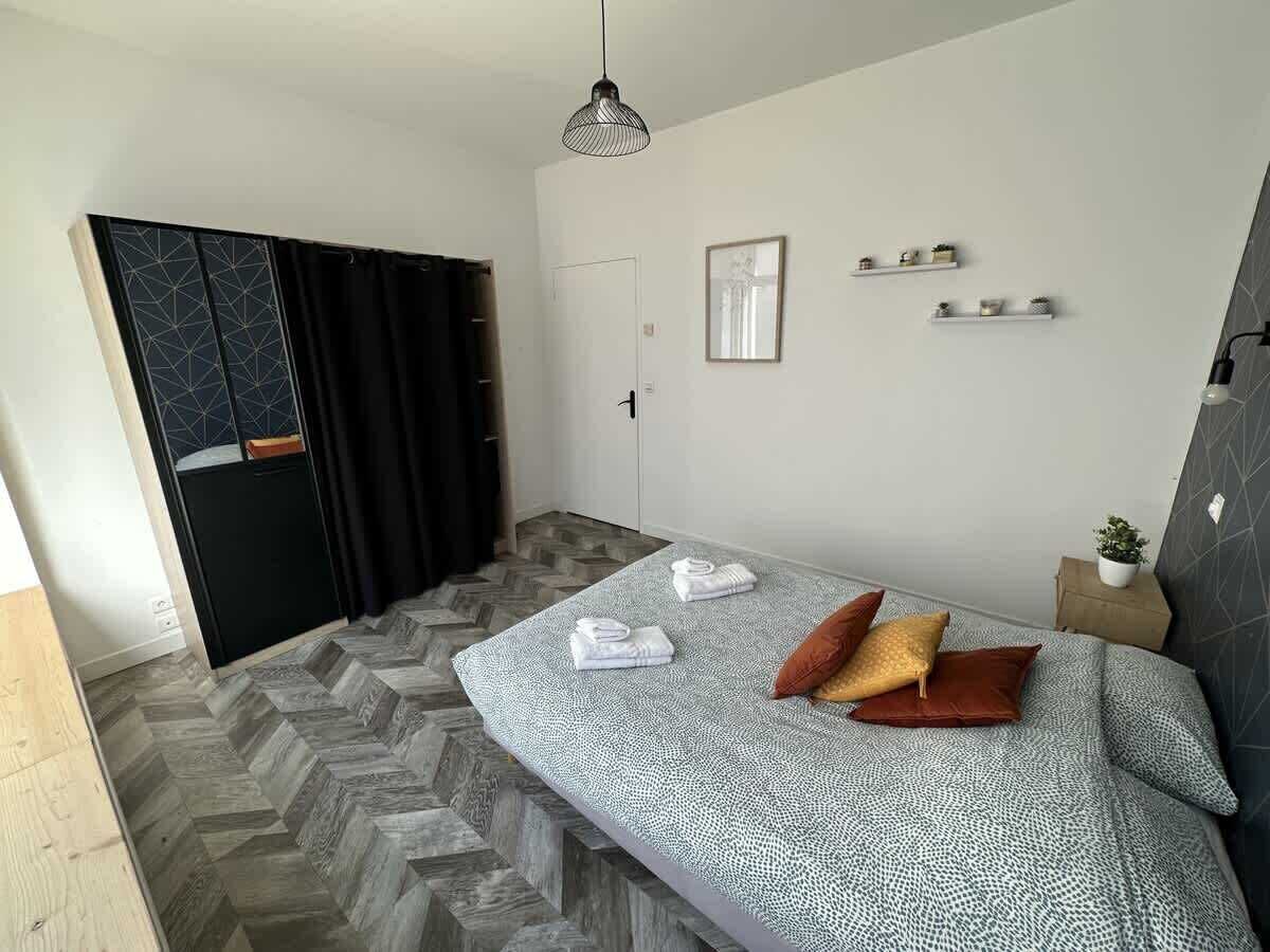 1 chambre, fer et planche à repasser, Wi-Fi gratuit, draps fournis