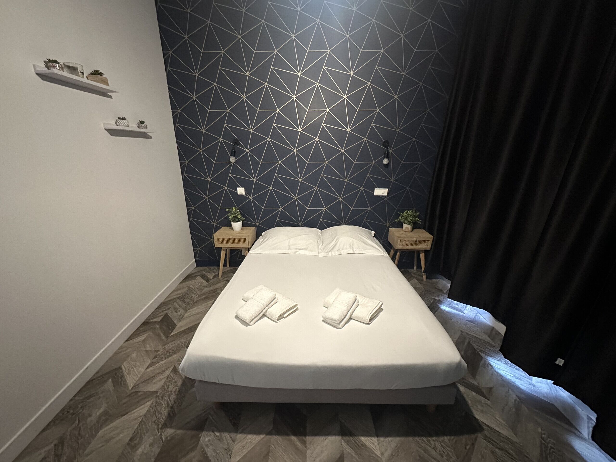 1 habitación, tabla de planchar con plancha, wifi gratis y ropa de cama 