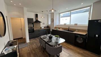 Een koelkast, een magnetron, een oven, een kookplaat