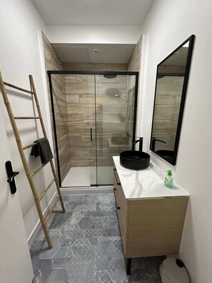 Shower, hair dryer - Cocooning suite Ty Navarin with Spa (Brest)