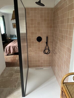 6 Schlafzimmer, Bügeleisen/Bügelbrett, kostenloses WLAN