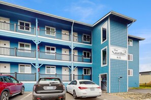 Exterior - Relaxing Ocean View Getaway in the Heart of Ocean Shores – Dog Friendly! (Ocean Shores)