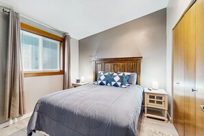 1 bedroom, Internet, bed sheets - Relaxing Ocean View Getaway in the Heart of Ocean Shores – Dog Friendly! (Ocean Shores)