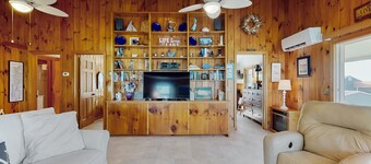 Lake access house w/ water views, kayaks, gas grill, deck, sunroom, telescope