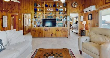 Lake access house w/ water views, kayaks, gas grill, deck, sunroom, telescope