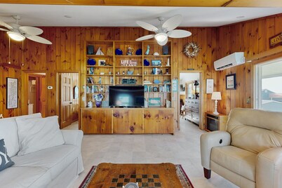 Lake access house w/ water views, kayaks, gas grill, deck, sunroom, telescope