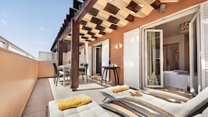A rooftop terrace with sun loungers, a table, and chairs. - Cabanas Gardens, 4px, Penthouse (Cabanas de tavira)