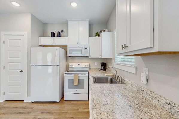 Kühlschrank, Mikrowelle, Ofen, Herdplatte