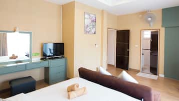 3 bedrooms, desk, iron/ironing board, free WiFi